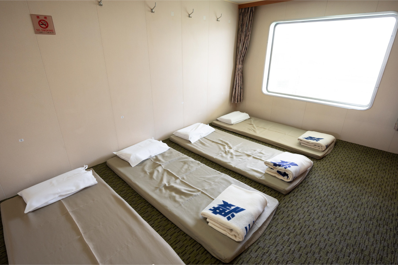  First class cabin with carpeted floor space