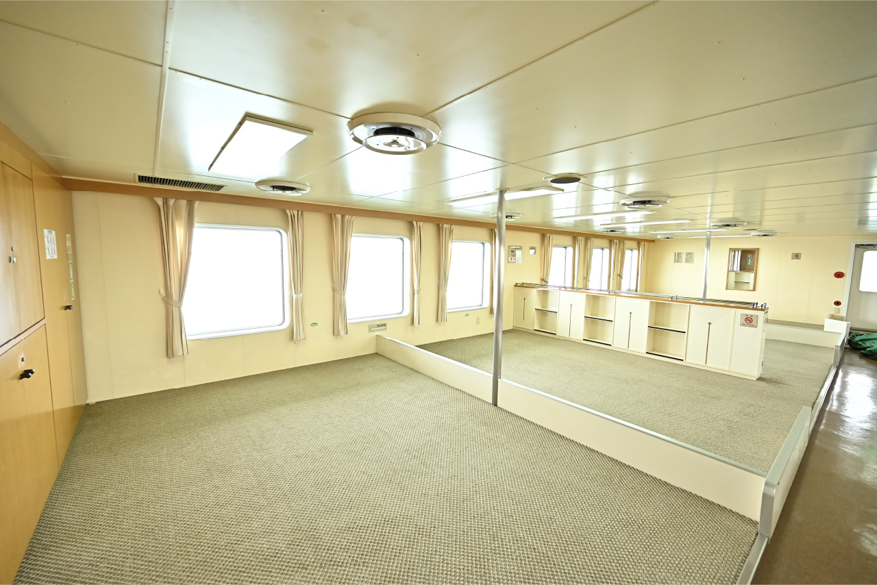 Second class cabin with carpeted floor space