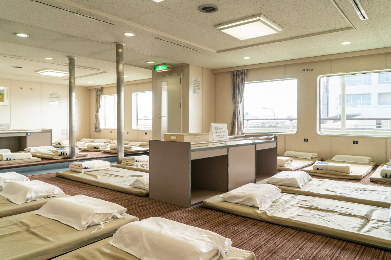  First class cabin with carpeted floor space