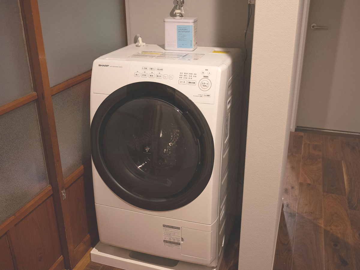Drum-type washer dryer with complimentary detergent