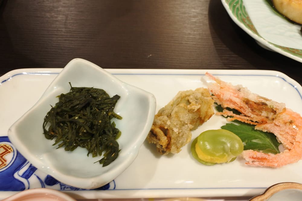 右から銀葉草の味噌あえ、牡蠣とえびの天ぷら