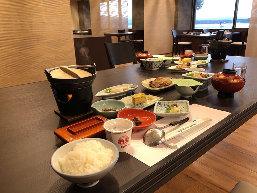 加茂湖を見ながら朝食