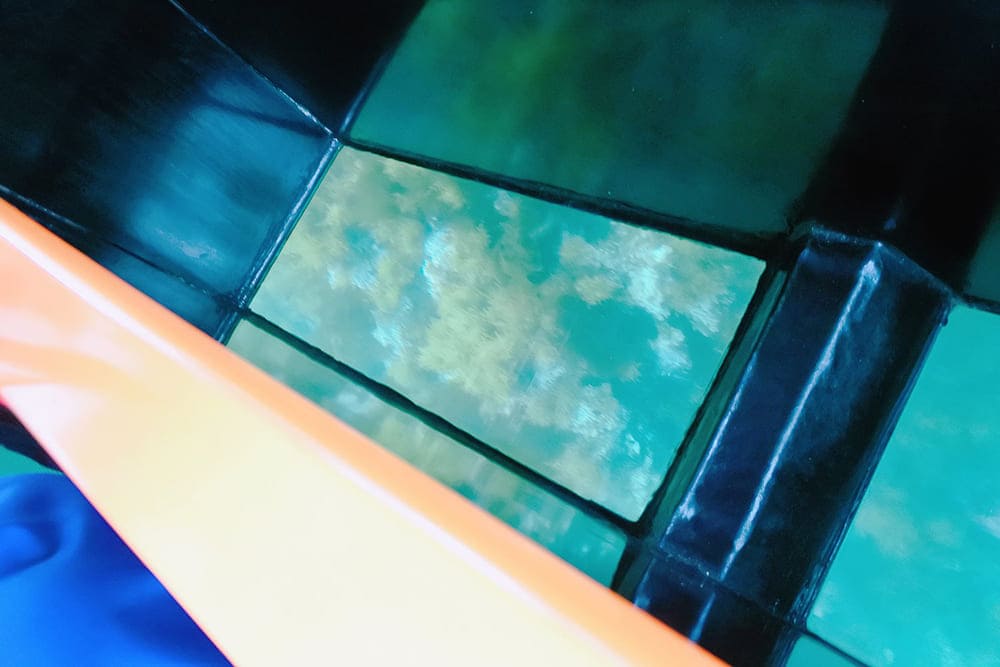 海中の透き通った青色