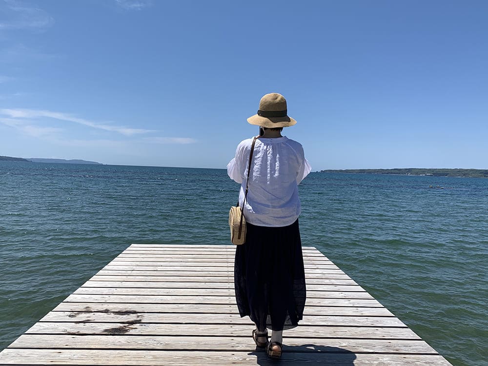 海を見る女性